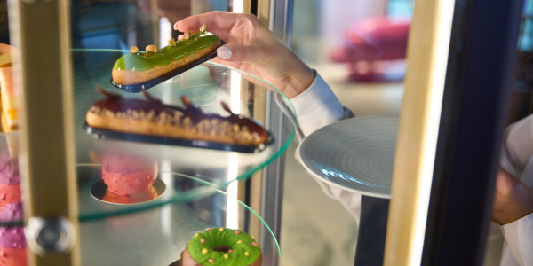 Vitrine réfrigérée professionnelle : quel modèle pour valoriser vos pâtisseries ?