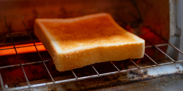 Grille-pain toaster horizontal : quels avantages par rapport au modèle à fentes ?