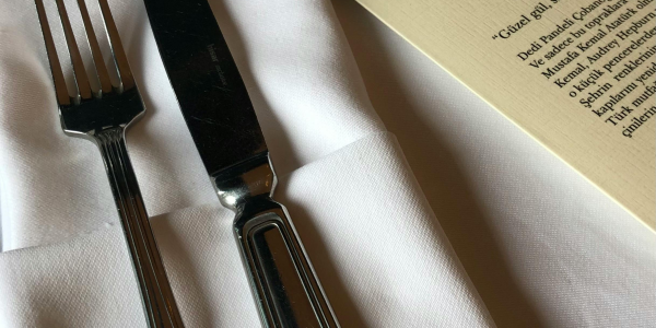 Carte courte : moins de plats, plus de rentabilité — le guide 2026