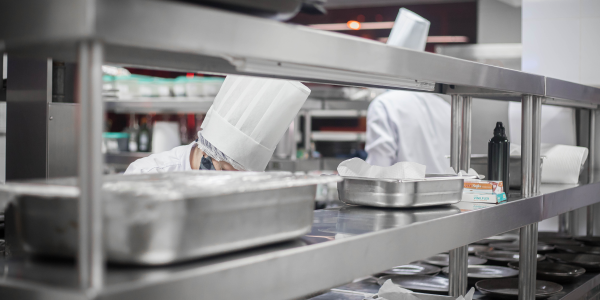 Chaussures de sécurité en cuisine : qui paie, quelle norme ?